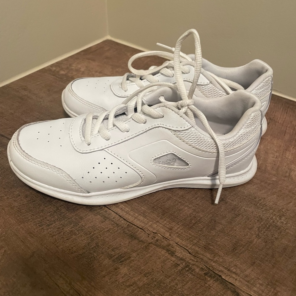 BCG Cheer Girls Shoes Size 4